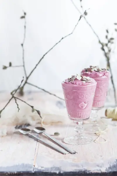 Deux Verres Mousse Framboise Aux Miettes Chocolat — Photo