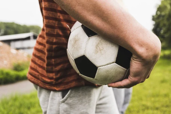 Zbliżenie Mężczyznę Trzymającego Piłka Nożna — Zdjęcie stockowe