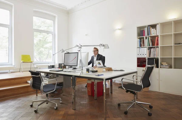 Geschäftsmann Sitzt Büro Schreibtisch Und Arbeitet Computer — Stockfoto