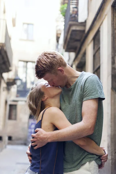 屋外の路地でカップルのキス — ストック写真