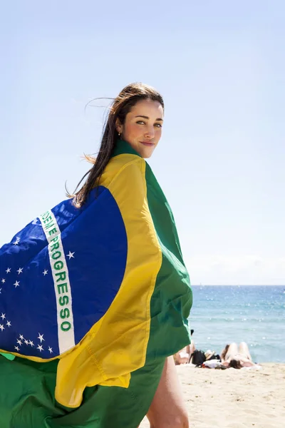 Молодая Брюнетка Играет Бразильским Флагом Пляже — стоковое фото