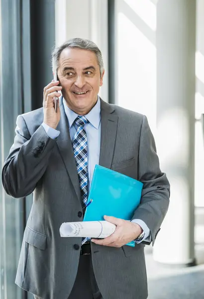 Uomo Affari Anziano Sorridente Sul Cellulare — Foto Stock