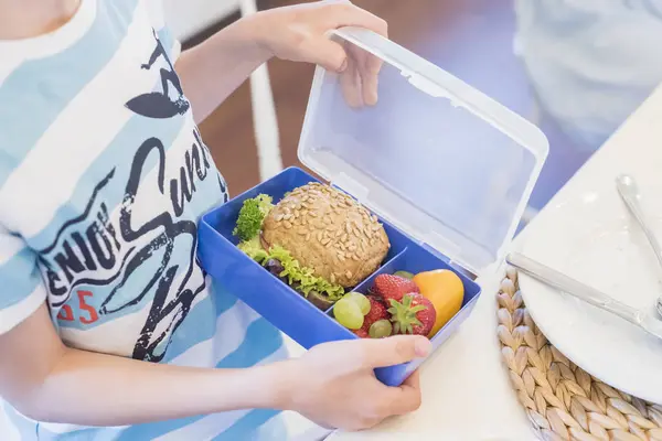 Chłopiec Pakowania Lunch Box Zdrowej Żywności — Zdjęcie stockowe