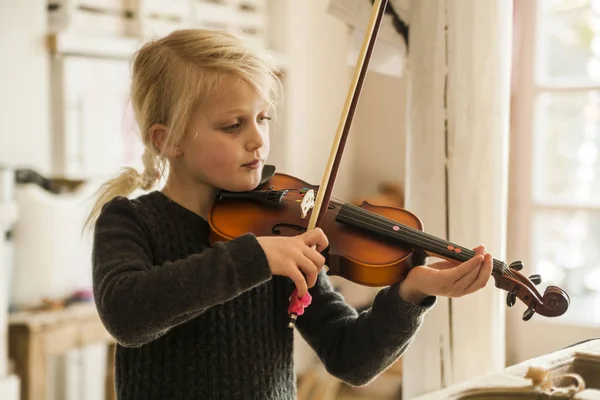 Menina Loira Tocando Violino Casa — Fotografia de Stock