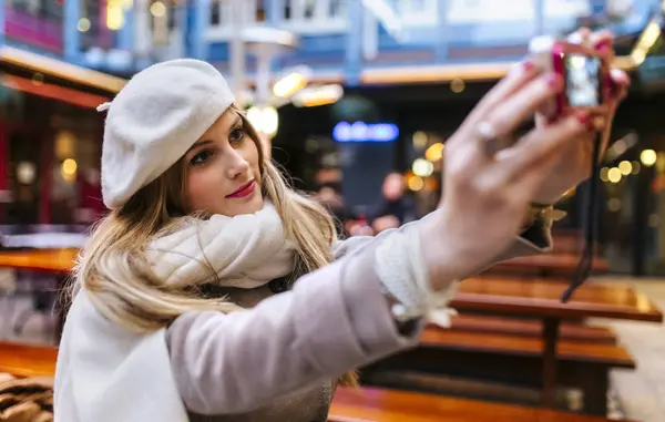 Młoda Kobieta Nosi Beret Biorąc Selfie Aparatu Cyfrowego — Zdjęcie stockowe