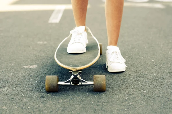 Kaki Gadis Remaja Dengan Longboard — Stok Foto