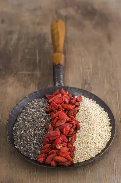 Pfanne Mit Chia Getrockneten Wolfbeeren Und Quinoa Auf Holz — Stockfoto