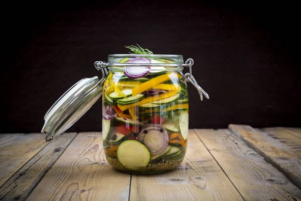 Burk picklad zucchini och paprika — Stockfoto