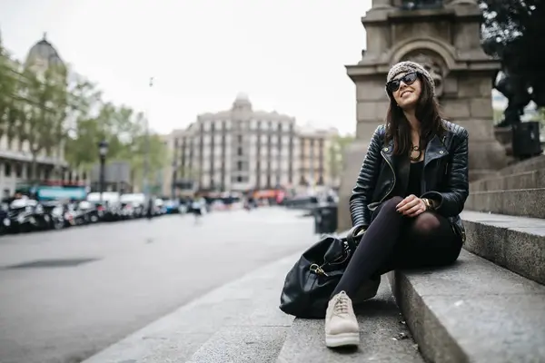 Jeune Femme Souriante Assise Dans Les Escaliers Ville — Photo