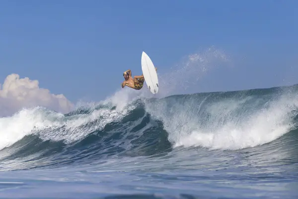 Ινδονησία Μπαλί Surfer Στο Κύμα — Φωτογραφία Αρχείου