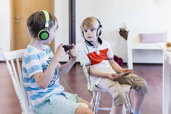 Dos Chicos Con Teléfonos Celulares Auriculares — Foto de Stock