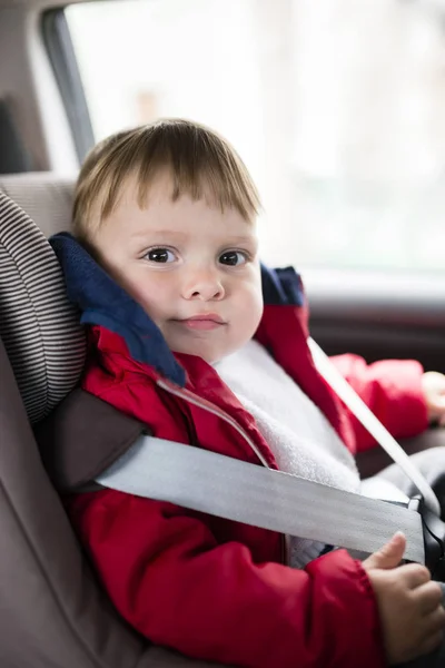 Portret Dziecko Siedzi Foteliku Samochodzie — Zdjęcie stockowe