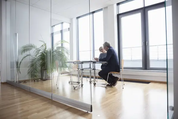 Geschäftsfrau Und Geschäftsfrau Schreibtisch Modernen Büro — Stockfoto
