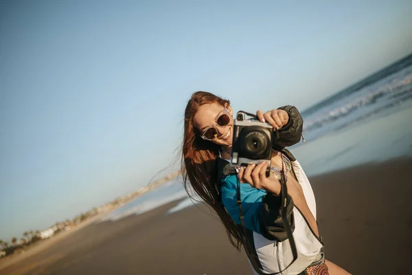 Mujer Joven Tomando Fotos Playa —  Fotos de Stock