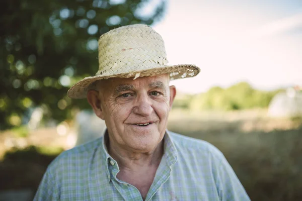 Retrato Fazendeiro Sorrindo Usando Chapéu Palha — Fotografia de Stock