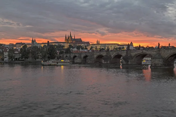 Tschechien Prag Sonnenuntergang Über Der Prager Burg Und Karlsbrücke — Stockfoto