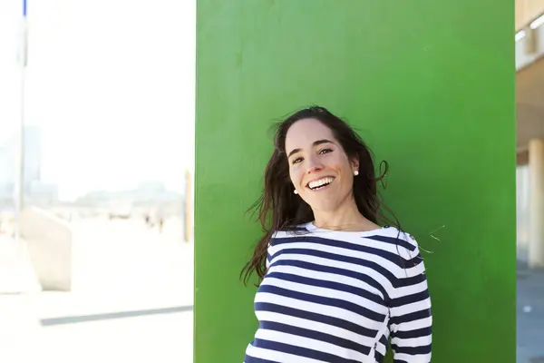 Yeşil Duvar Mutlu Kadın Portresi — Stok fotoğraf