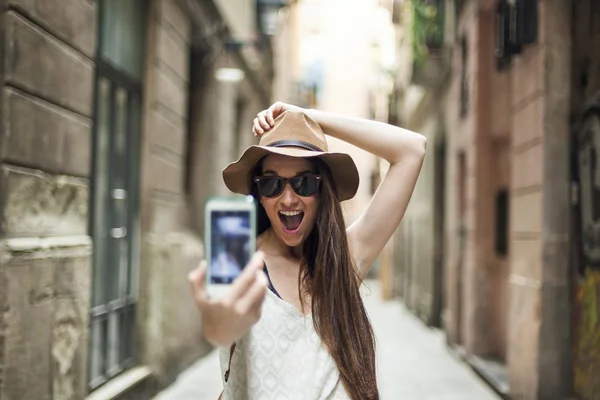 若い観光の客 バルセロナの街を発見 Selfie を取って — ストック写真