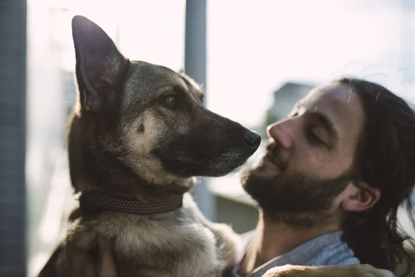 Jeune Homme Tenant Chien Extérieur — Photo