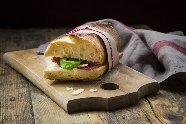 Sandwich Frans Wit Brood Gerookte Ham Basilicum Gedroogde Tomaat Parmezaanse — Stockfoto