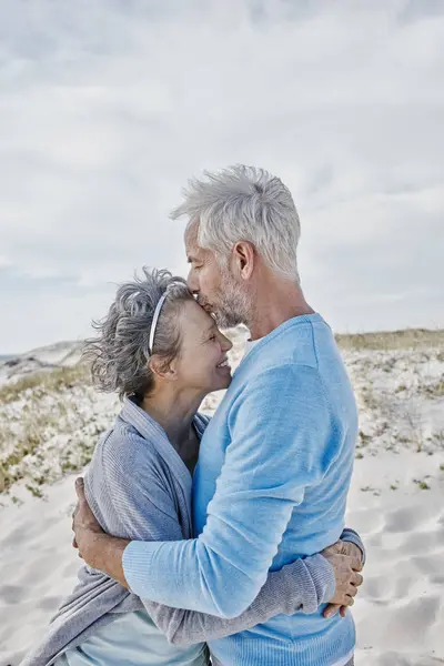 Casal Feliz Abraçando Uns Aos Outros Praia — Fotografia de Stock