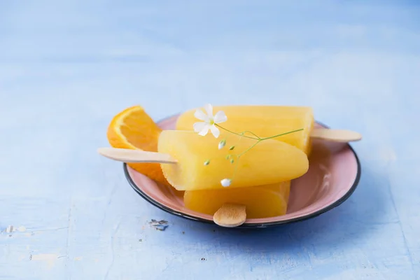 Bowl Homemade Orange Popsicles — Stock Photo, Image