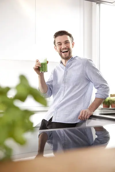 Portrait Laughing Young Man Green Smoothie His Kitchen — Stock Photo, Image