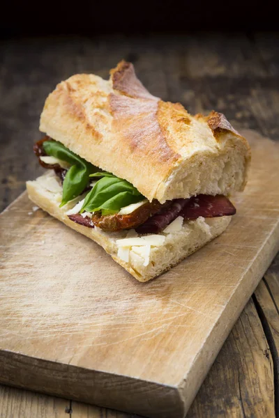 Sandwich Frans Wit Brood Gerookte Ham Basilicum Gedroogde Tomaat Parmezaanse — Stockfoto