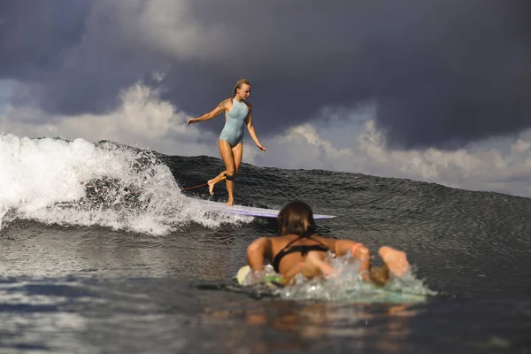 インドネシア バリ島の海で一緒にサーフィン 人の女性 — ストック写真