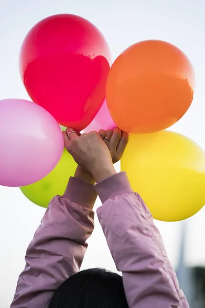 Mujer Sosteniendo Globos Aire Libre —  Fotos de Stock