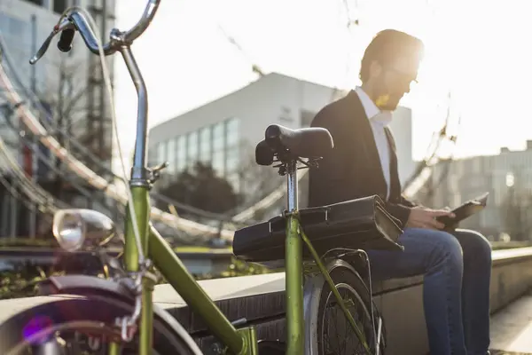 Jovem Homem Negócios Com Bicicleta Sentado Parede Fazendo Uma Pausa — Fotografia de Stock