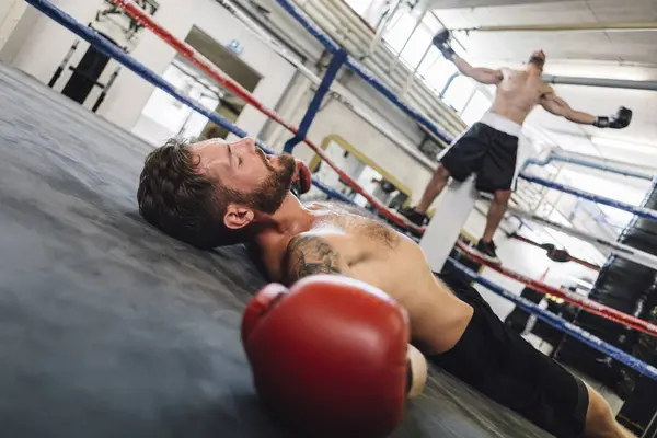 Boxeur Caucasien Couché Dans Ring Boxe — Photo