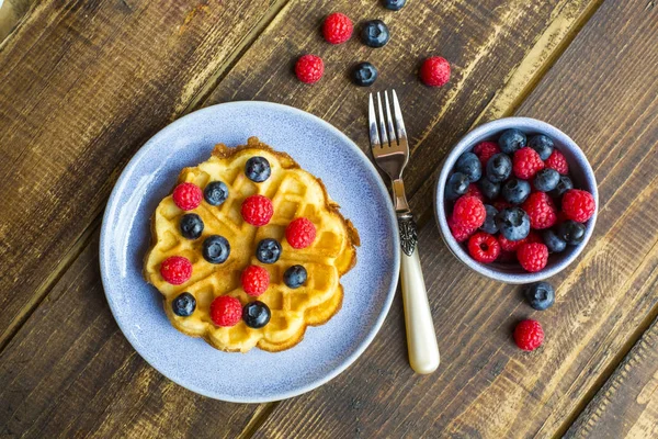 Waffel Mit Blaubeeren Und Himbeeren Auf Teller — Stockfoto