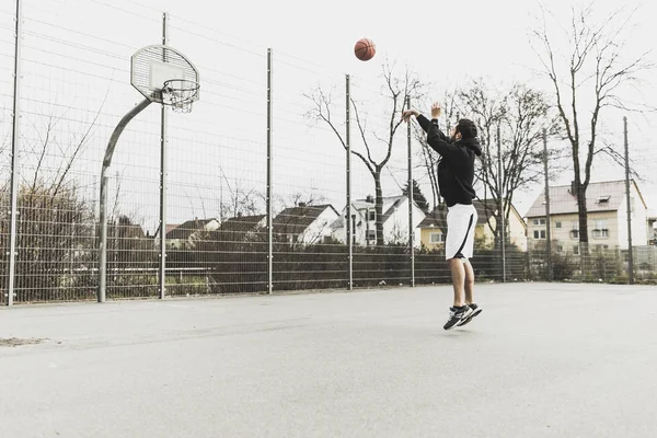 Mladý Muž Hraje Basketbal — Stock fotografie