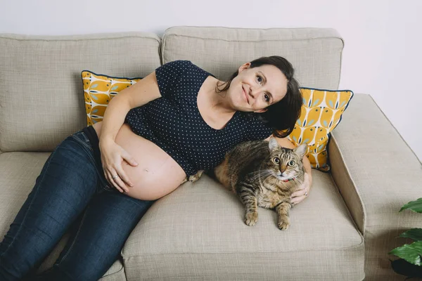 Happy Pregnant Woman Sitting Couch Tabby Cat — Stock Photo, Image