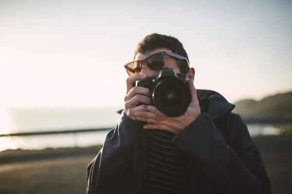 Fotoğraf Görüntüleyicisi Çekici Adam — Stok fotoğraf