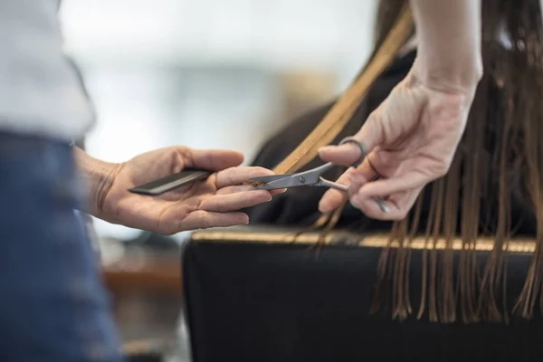 Hairdresser Cutting Hair Customer — Stock Photo, Image