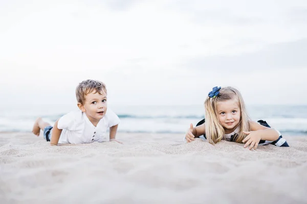 Niedlich Kaukasischen Kleinen Bruder Und Schwester Spaß Sandstrand — Stockfoto