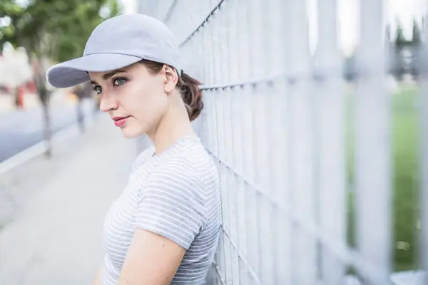 Portrait Woman Wearing Baseball Cap Leaning Fence — Stock Photo, Image