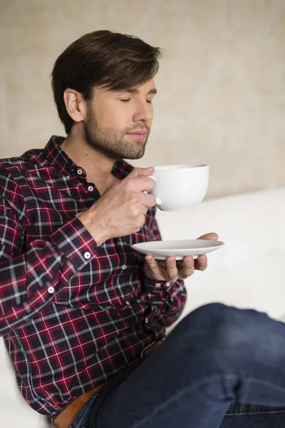 Άνθρωπος Κλειστά Μάτια Κάθεται Στον Καναπέ Καφεδάκι Και Μυρίζοντας Άρωμα — Φωτογραφία Αρχείου