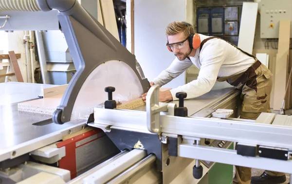 Timmerman Met Behulp Van Zaagmachines Machine Werkplaats — Stockfoto