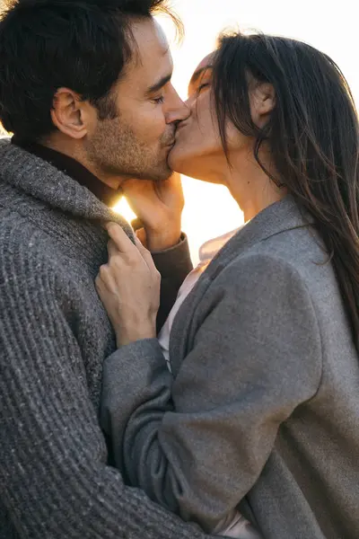 Close Casal Afetuoso Beijando Luz Sol — Fotografia de Stock