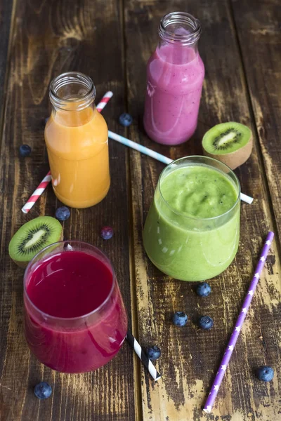 Sklenice Čtyř Různých Smoothie Ovoce Dřevo — Stock fotografie