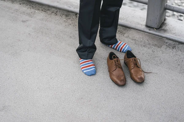 Junger Mann Socken Steht Mit Lederschuhen Vorne Auf Der Straße — Stockfoto