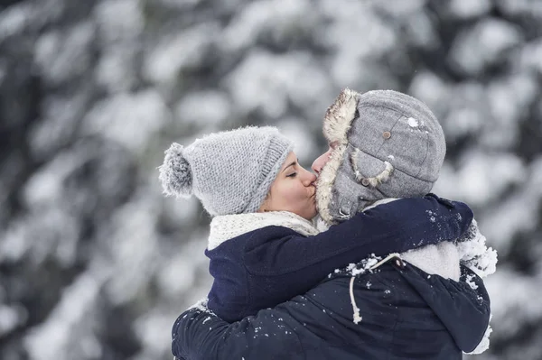 Couple Kissing Winter Blurred Background — Stock Photo, Image