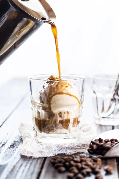 Προβολή Closeup Έκχυση Καφέ Affogato Caffe — Φωτογραφία Αρχείου