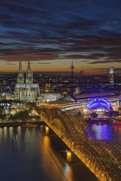 Γερμανία Κολωνία Δείτε Φωτισμένο Πόλη Στο Βραδινό Λυκόφως — Φωτογραφία Αρχείου