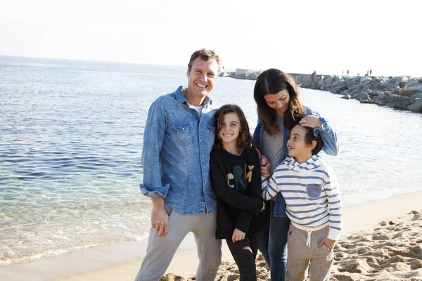 Retrato Familia Feliz Juntos Playa —  Fotos de Stock