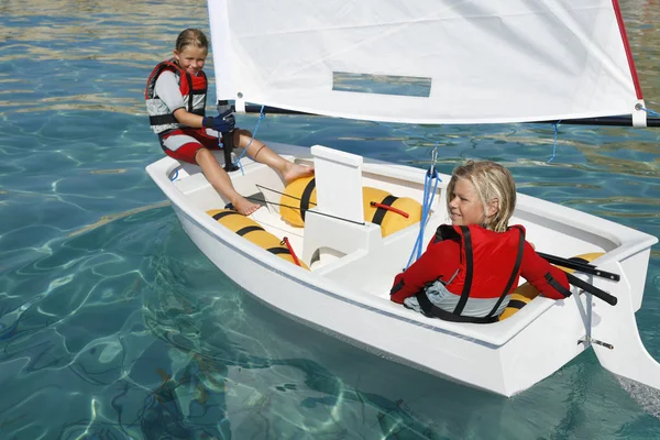 Spanien Mallorca Zwei Kinder Auf Einem Segelboot Sicherheitswesten — Stockfoto