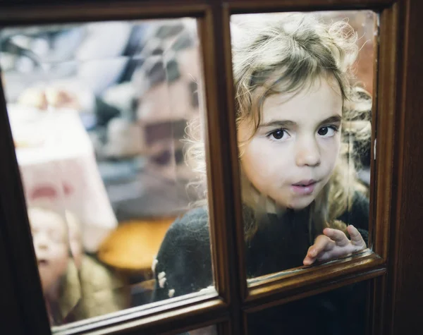 Портрет Маленькой Девочки Смотрящей Стеклянное Стекло Двери — стоковое фото